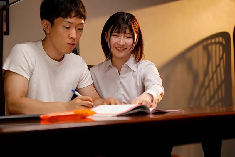 Nữ gia sư bị gài bẫy biến thành ái nữ tình dục cho gia đình biến thái